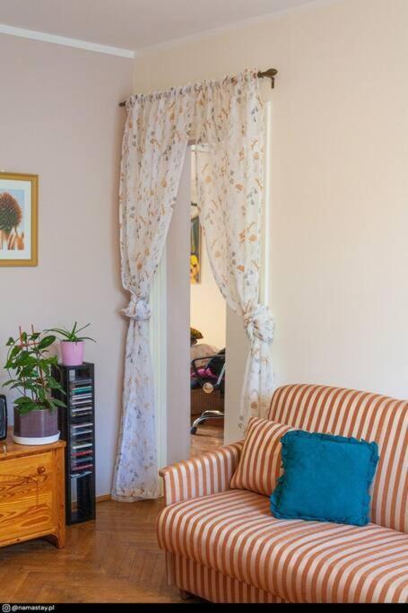 Butas Spacious Retro Flat Close To National Stadium *